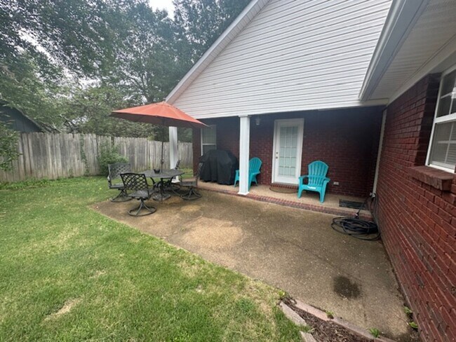 Building Photo - 4 Walnut Grove Cove