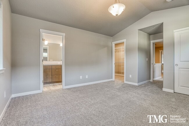 Building Photo - Gorgeous End Unit Townhome w/ 3 Bedroom 2.5 Bath!