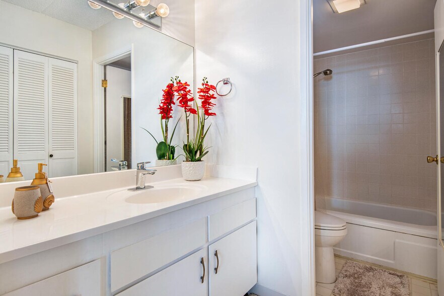 unit bath is bathtub/shower - 2240 Kuhio Ave