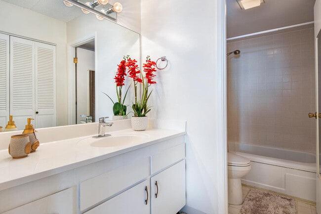 unit bath is bathtub/shower - 2240 Kuhio Ave