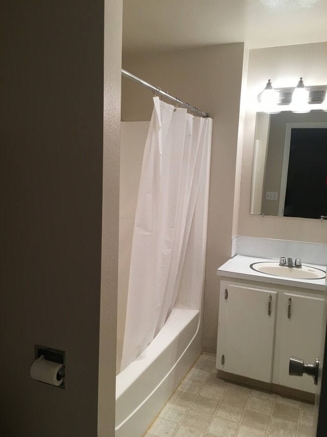 Building Photo - Cute updated 2 bed 1.5 bath Condo on S Cur...