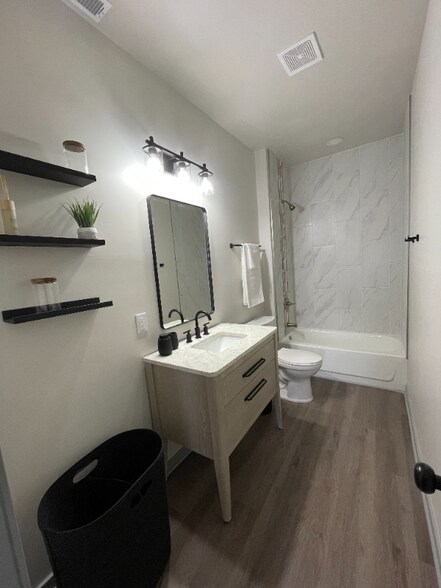 Building Photo - 2253 N Kenwood Ave