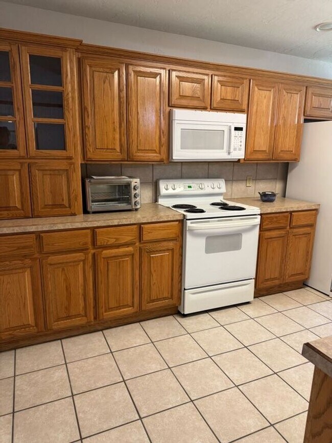 Building Photo - Fully Furnished, STR - (3) Bed/(2) Bath + Office! Pool Access!