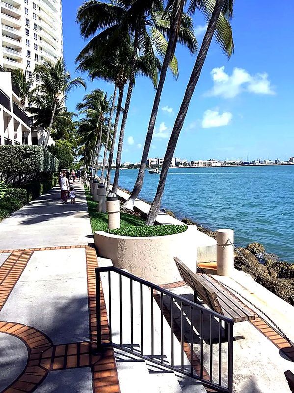 Building Photo - 540 Brickell Key Dr