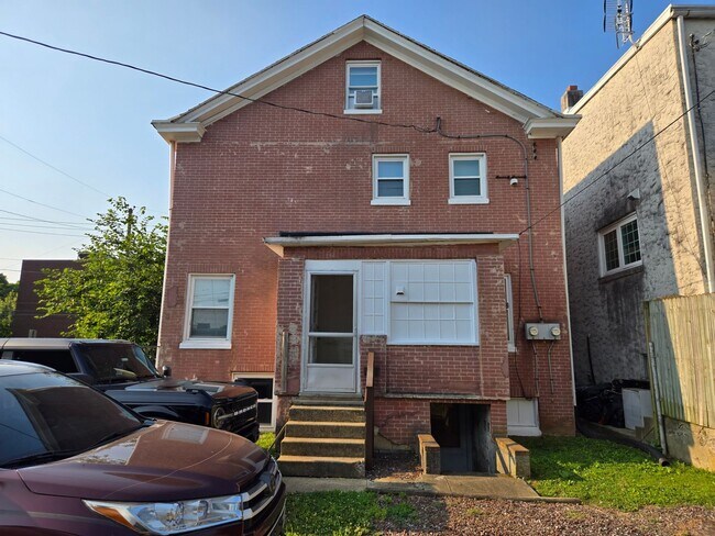 Building Photo - 839 E Walnut St