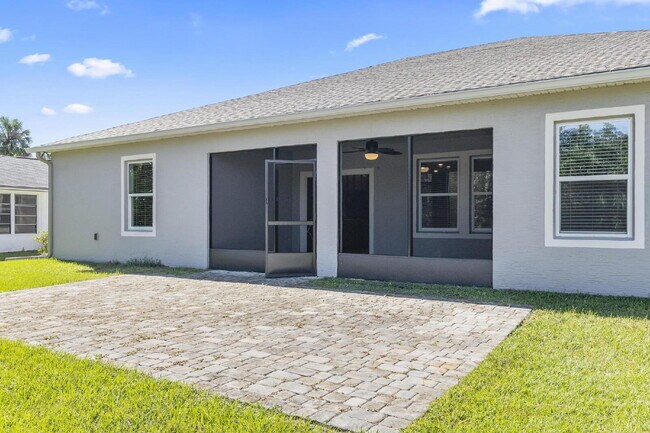 Building Photo - CLOSE TO EVERYTHING!