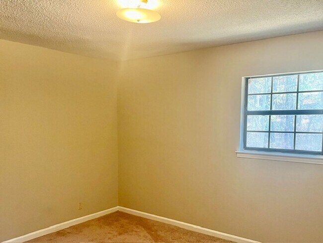 Building Photo - 213 Chateau Dr SE