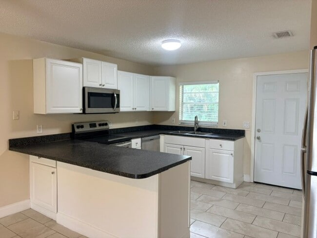 Building Photo - 2312 Fern Palm Dr