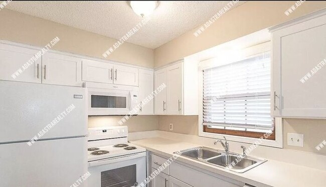 Building Photo - Beautiful and Spacious Townhome in LAWRENC...