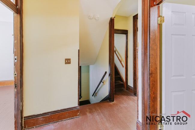 Building Photo - 182 E Lane Ave