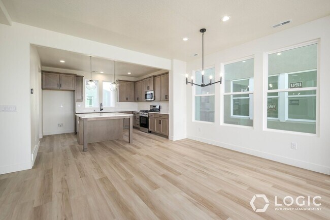 Building Photo - 1452 W Cook Ln