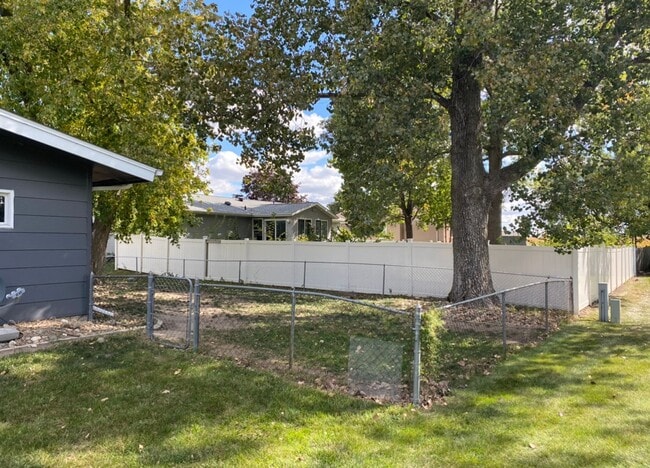 Building Photo - $2,300 | 5 Bedroom, 2 Bathroom HOUSE | Pet...