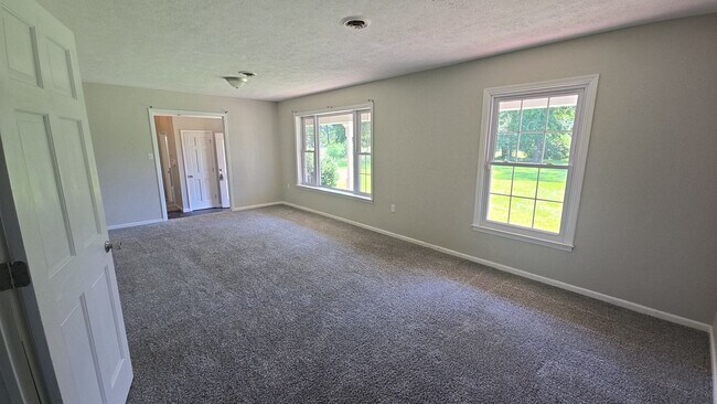Building Photo - 985 Pineland Ave