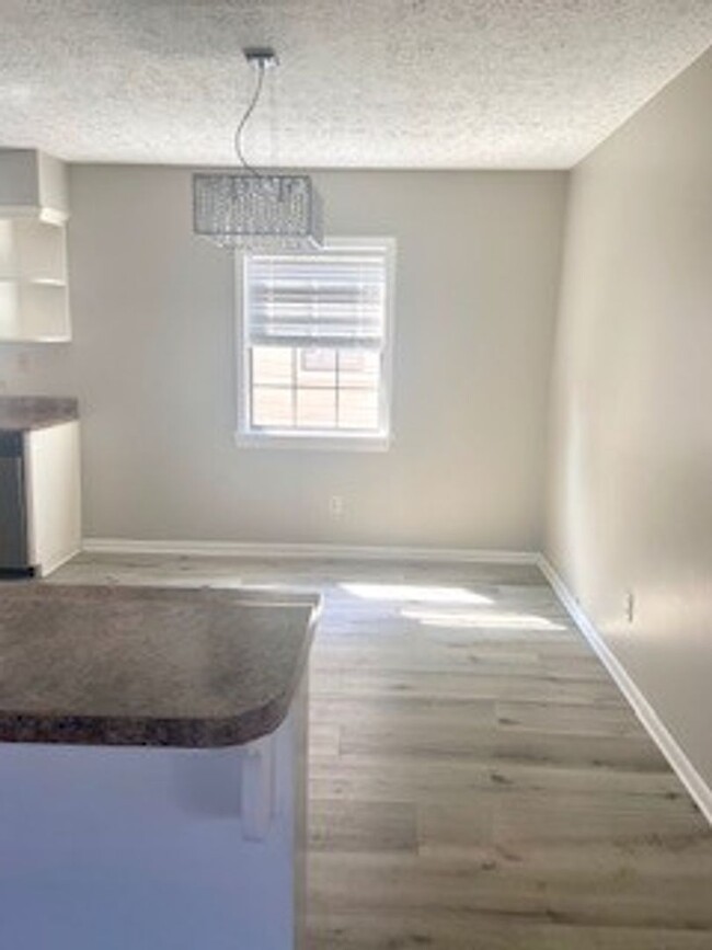 Building Photo - Beautiful home on quiet cul-de-sac! Very c...