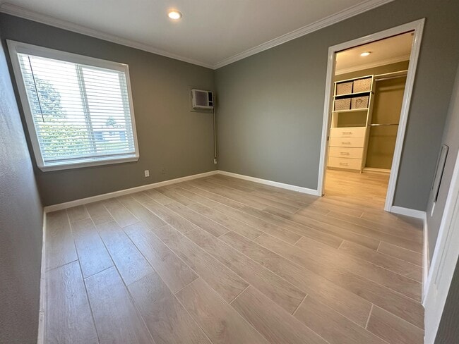 Building Photo - 10462 Sierra Cir