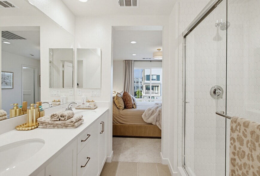Building Photo - 2528 Delphinium Ln
