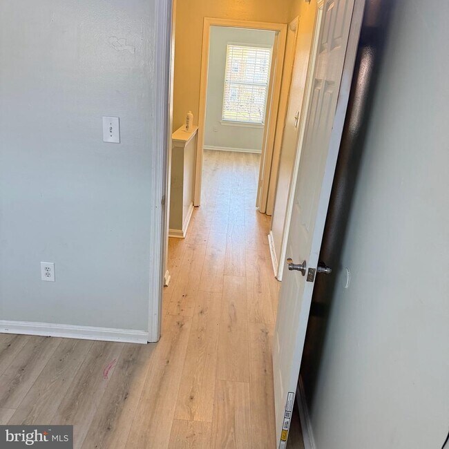 Building Photo - 2423 W Rosecroft Village Cir