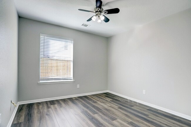 Building Photo - 5106 Spring Cir Dr