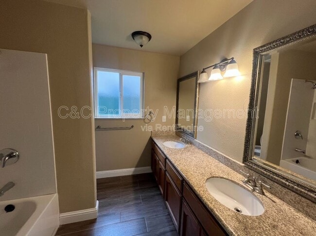 Building Photo - 3371 N Forestiere Ave