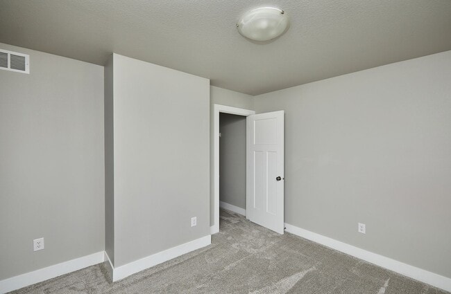 Building Photo - 4 Bedroom, 3 Bathroom Home In Waukee!