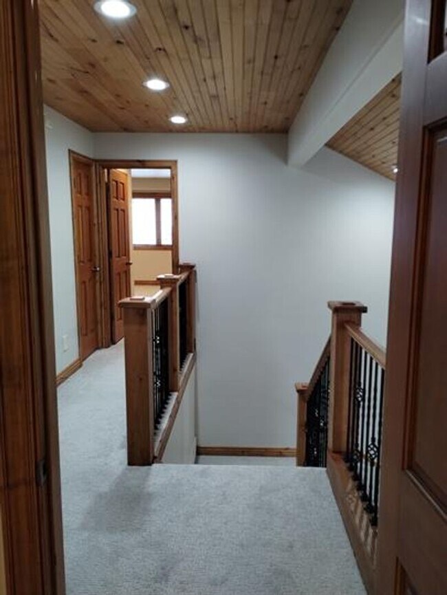 Building Photo - Spacious Cottonwood Heights Home with Vaulted Ceilings & Finished Basement