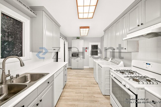 Building Photo - 3151 W Vallejo Dr