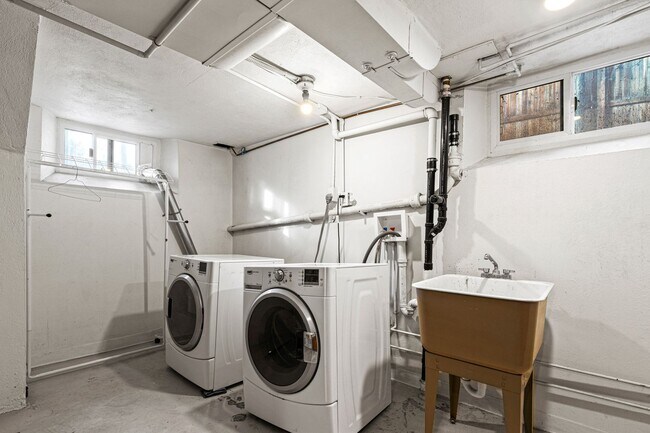 Building Photo - Charming Townhome in West Highlands!
