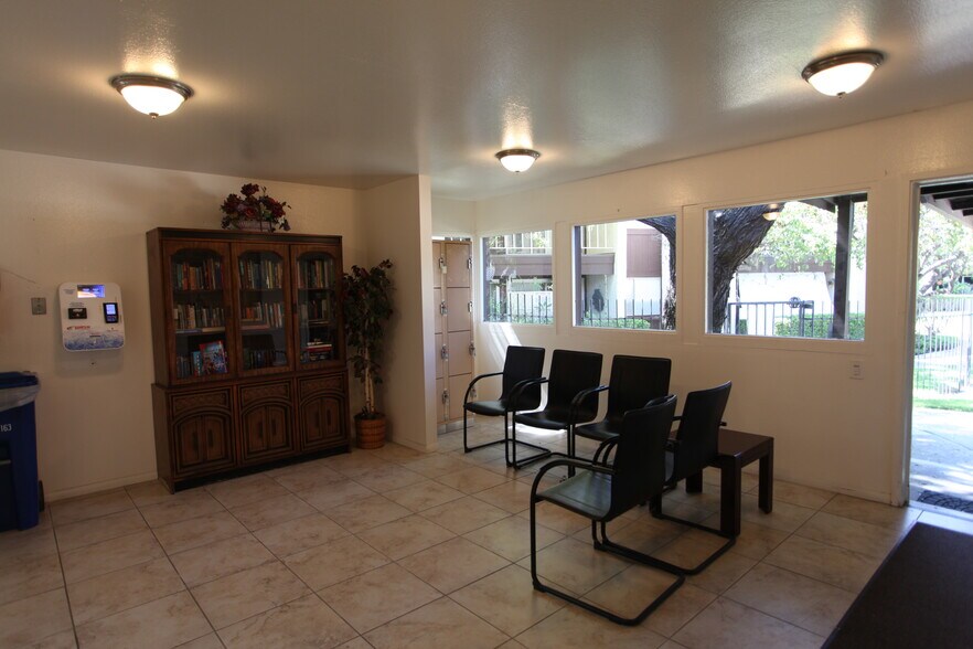 Building Photo - 6878 Navajo Rd