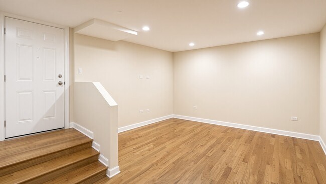 Building Photo - 3354 W Wilson Ave