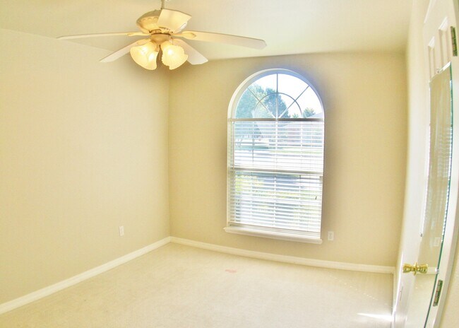 Building Photo - 4 Bed Home, 3 Car Garage! Zia School Distr...