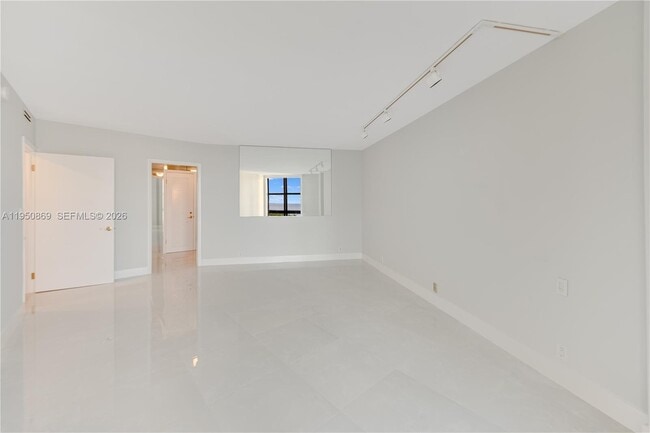 Building Photo - 1121 Crandon Blvd