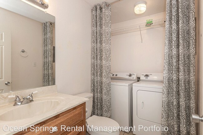 Building Photo - 2 br, 2.5 bath House - 1318 Beach Blvd #6