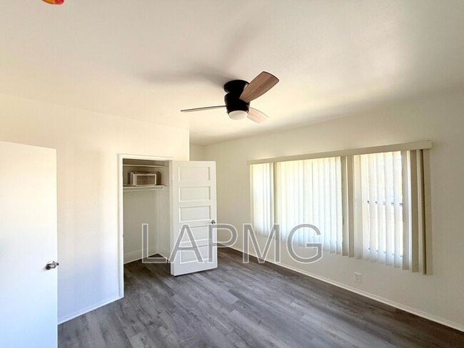 Building Photo - 1910.5 Daly St