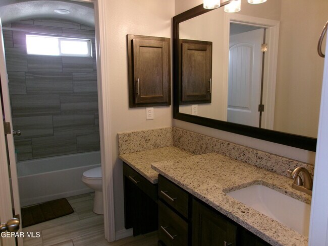 Building Photo - 645 La Entrada Cir
