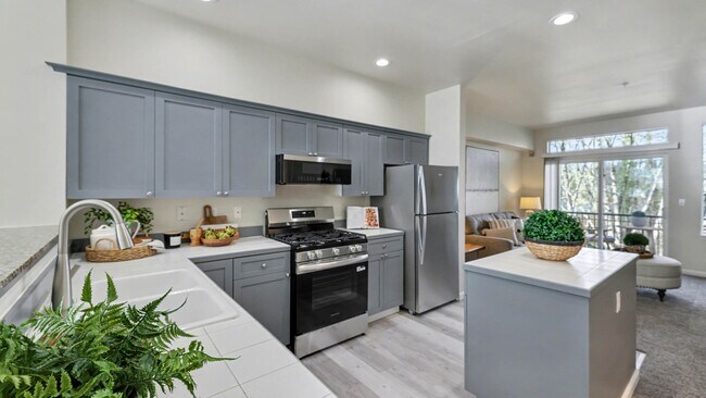 Building Photo - Updated Kirkland Townhome in Lochshire Condominiums with Premium Amenities- Available NOW