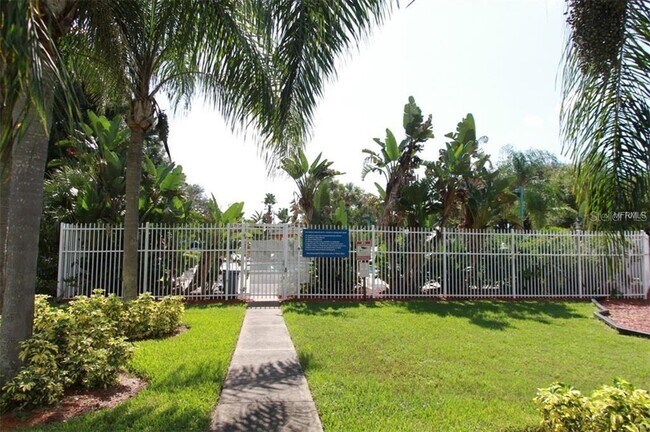 Building Photo - 2747 Kavalier Dr