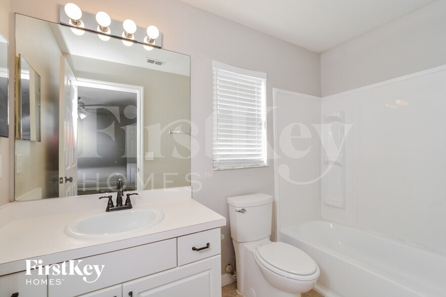 Building Photo - 739 N Midland Dr