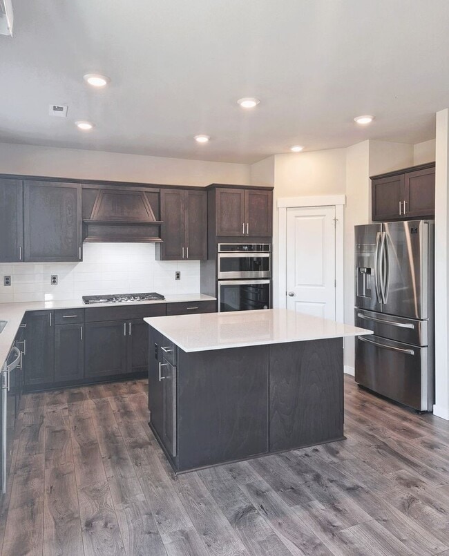 Building Photo - Beautiful 5BD/3BA home located in Rainer Ridge