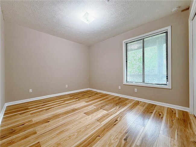 Building Photo - 2887 Lakemont Dr SW