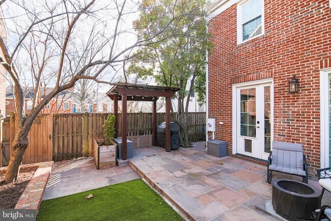 Building Photo - 332 S Alfred St