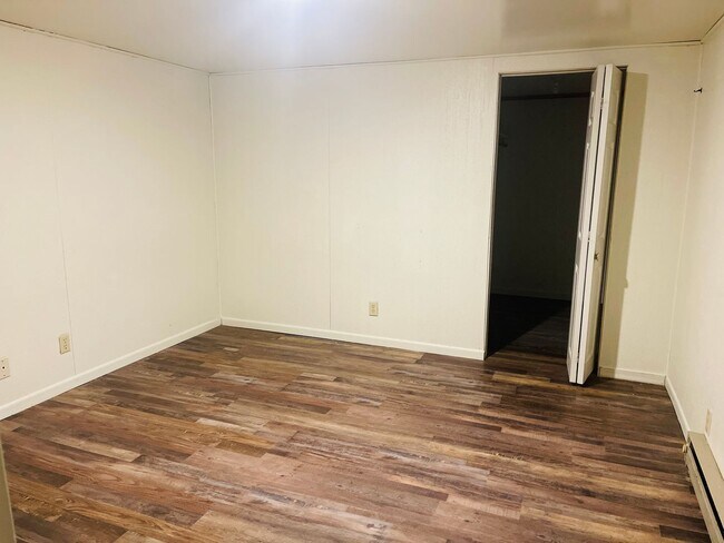 Building Photo - 2 Bedroom 1 Bath w/ Off Street Parking & Laundry
