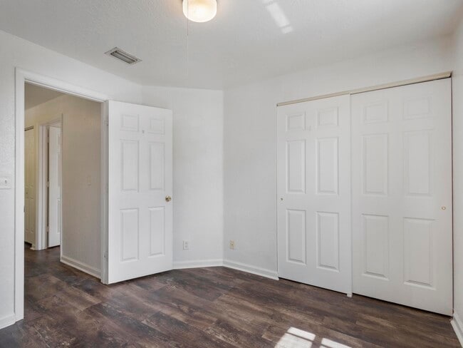 Building Photo - 970 Summit Lake Dr