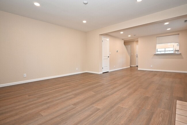 Building Photo - $3190 -- Beautifully Remodeled Townhome in...