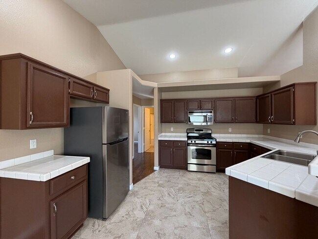 Building Photo - 221 Endeavor Ln