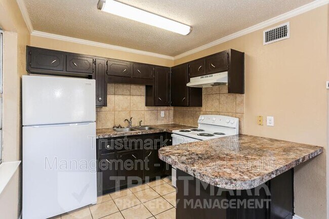 Building Photo - 501-502 Root Ave