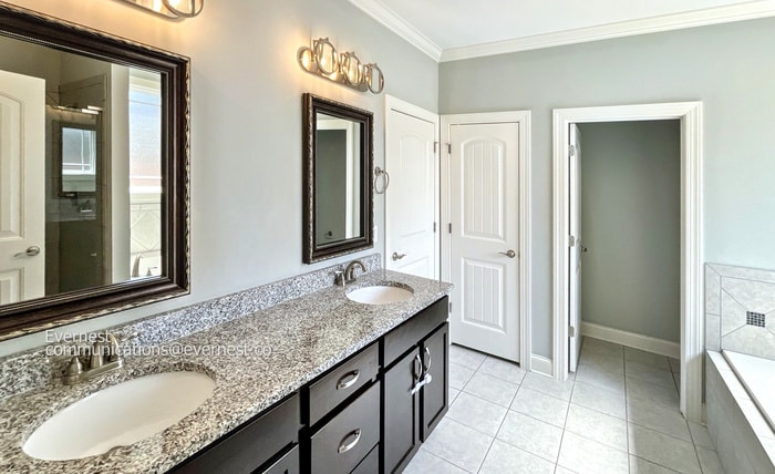 Building Photo - 5665 Bungalow Cir