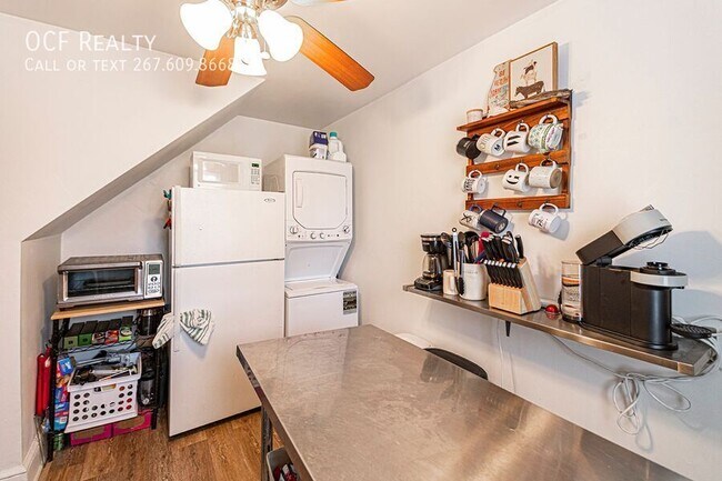 Building Photo - 330 W 3rd Ave