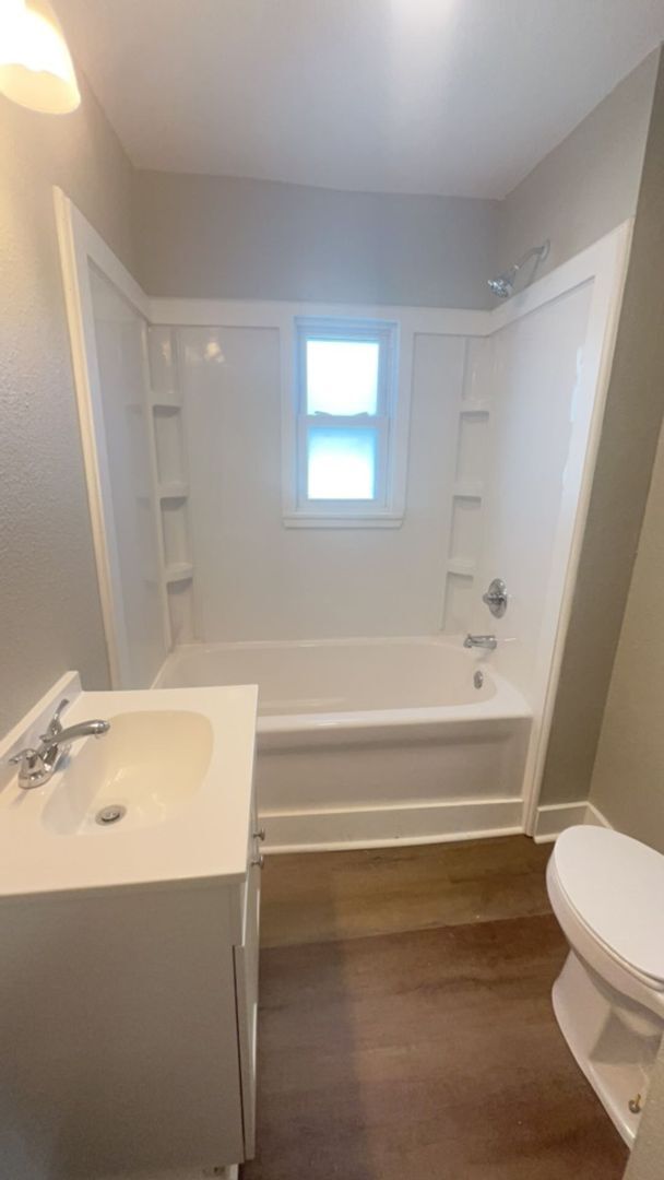 Building Photo - Fully Renovated Spacious 3 Bedroom 1.5 Bat...