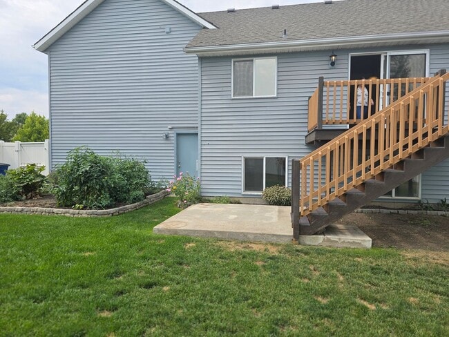 Building Photo - Lovely and spacious 5 bedroom 3 bath Post ...