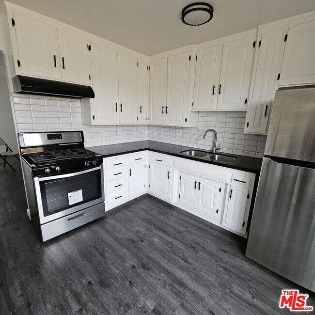 Building Photo - 1211 W 85th St